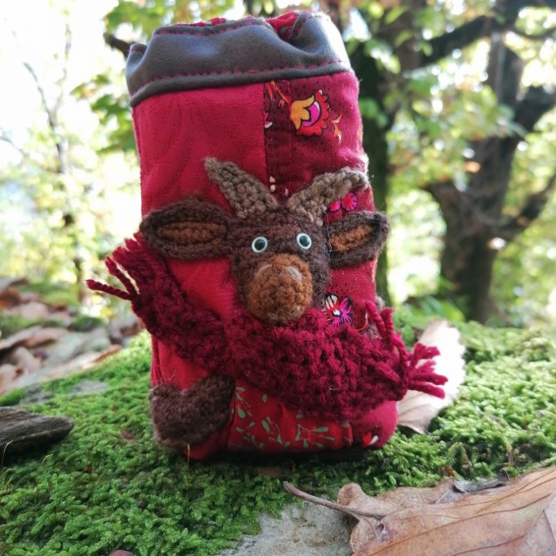 Étui à lunettes , cartes de jeux , divinatoire , « Miss biquette en griotte » , simili , coton, velours motif chèvre au crochet