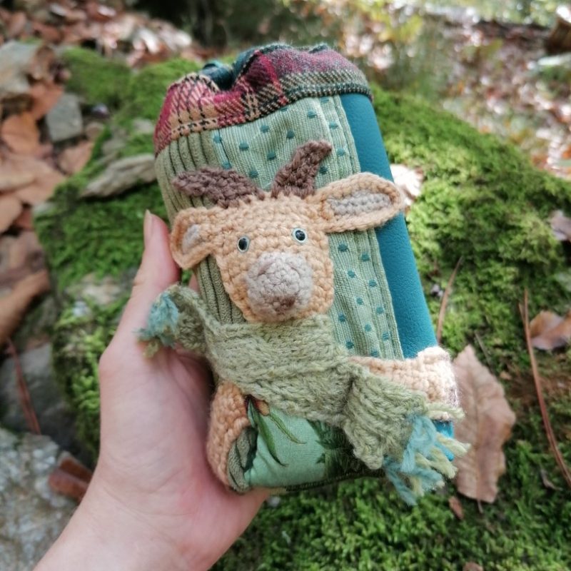 Étui à lunettes , cartes de jeux , divinatoire , « miss biquette bleu d’automne , cotons, simili, tartan , motif chèvre crocheté