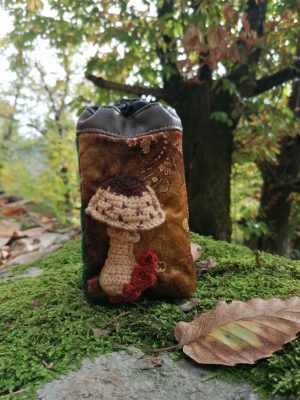 Étui à lunettes , cartes de jeux , divinatoire , "celtic  trésor tribal", coulemelle, simili, tissus, coton, motif coulemelles au crochet