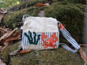 Petit sac, Reliques salamandingues , motif crabe esprit cabine de plage , jeans, coton, motif crocheté .