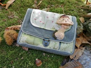 Petite Pochette, "Castagne", "Douce automne ",motif champignon au crochet, laine , coton, motifs fleuris, passe poils...