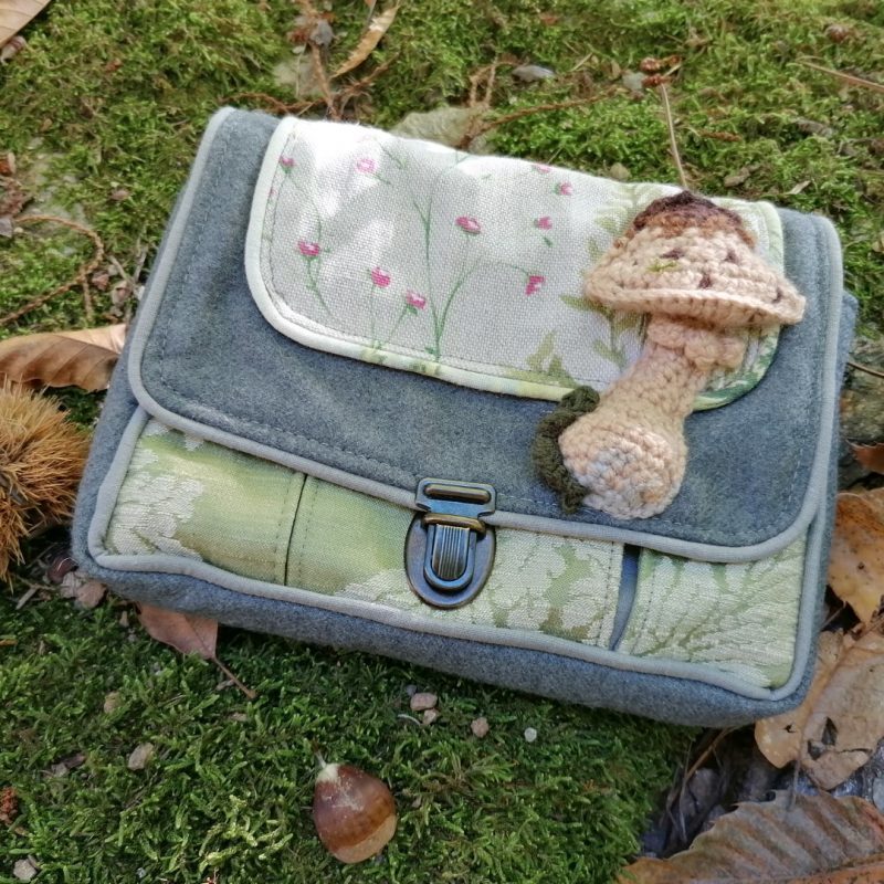 Petite Pochette, « Castagne », « Douce automne « ,motif champignon au crochet, laine , coton, motifs fleuris, passe poils…