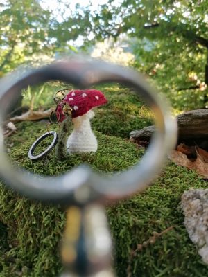 Porte-clés champignon , Amanite tue mouche et feuille verte foncée salamandingue au crochet , acryliques apprêts, ouate, n°3