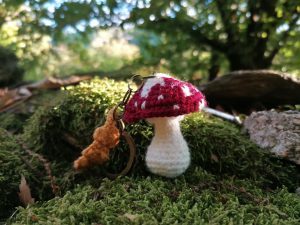 Porte-clés champignon , Amanite tue mouche et feuille jaune salamandingue au crochet , acryliques apprêts, ouate, n°5