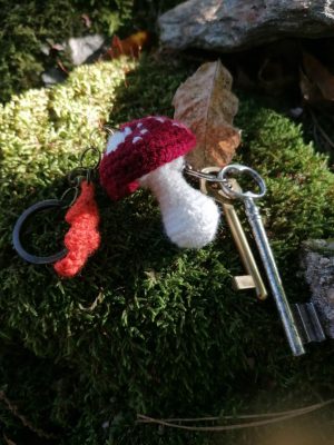 Porte-clés champignon , Amanite tue mouche et feuille orange salamandingue au crochet , acryliques apprêts, ouate, n°7