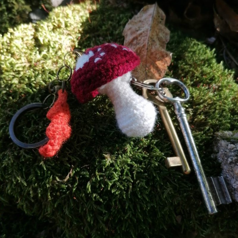 Porte-clés champignon , Amanite tue mouche et feuille orange salamandingue au crochet , acryliques apprêts, ouate, n°7