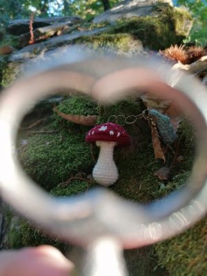 Porte-clés champignon , Amanite tue mouche et feuille verte claire salamandingue au crochet , acryliques apprêts, ouate, n°6