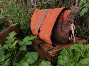Petite Besace de survie , "homonyme ", simili, velours, suédine et cotons sur-mesure - Delphine !