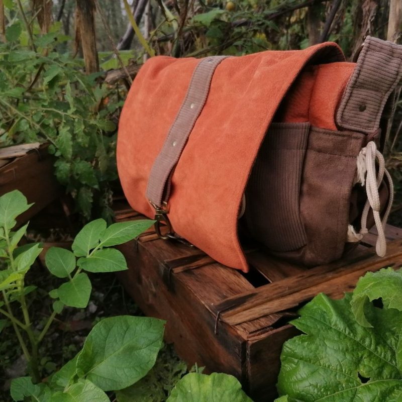 Petite Besace de survie , « homonyme « , simili, velours, suédine et cotons sur-mesure – Delphine !