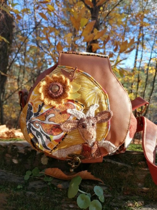 La caraboule , sac ,Besace ronde , "un brin de soleil d'automne butiner avec une chèvre c'est chouette", simili, tissus ...