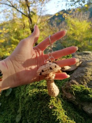 Porte-clés champignon , coulemelle et feuille jaune salamandingue au crochet , acryliques apprêts, ouate n°8