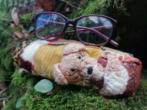 Étui à lunettes , cartes de jeux , divinatoire , " Boude pas et butine les dernier rayons d'automne", simili,  tissus de tapissier, coton , motif chien crocheté