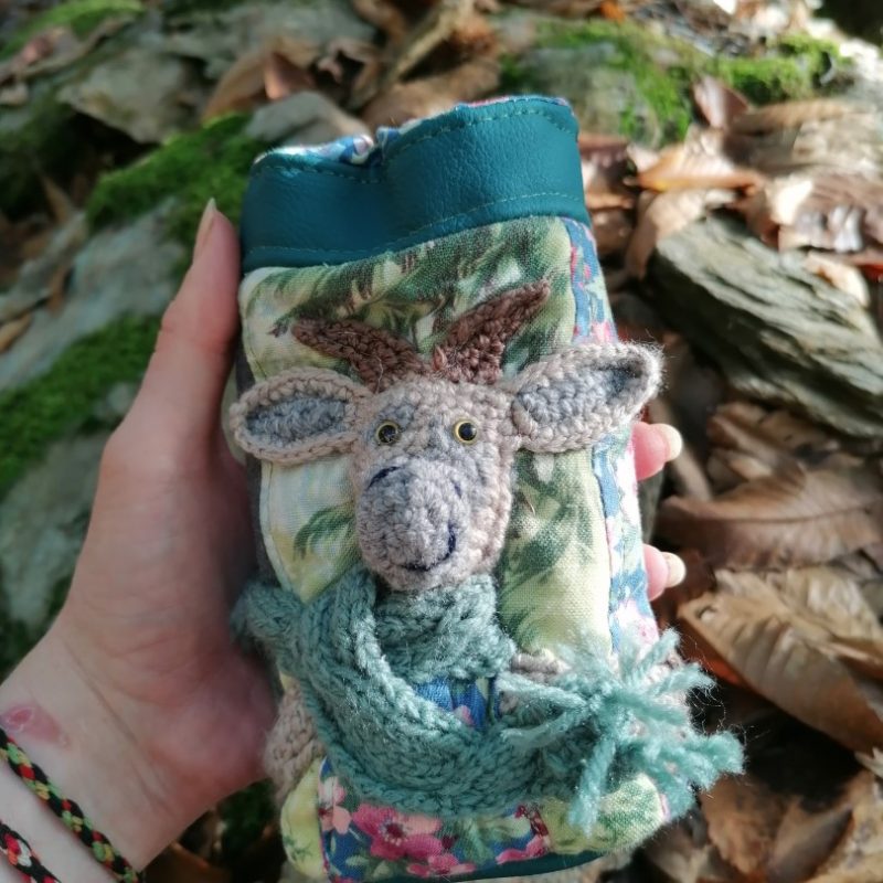 Étui à lunettes , cartes de jeux , divinatoire , « miss biquette Bleu de mousse » , cotons, simili, laine tissé , motif chèvre crocheté