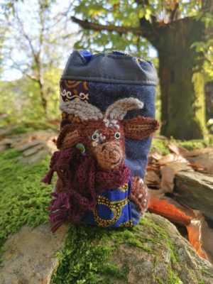 Étui à lunettes , cartes de jeux , divinatoire , "miss biquette bleu d'automne , cotons,  simili , motif chèvre crochetée