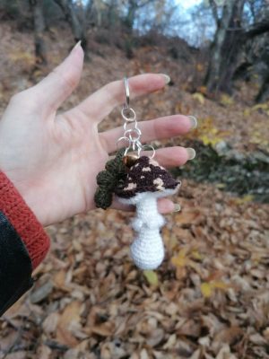 Porte-clés champignon , Amanite tue mouche marron et feuille verte salamandingue au crochet , acryliques apprêts, ouate, n°1