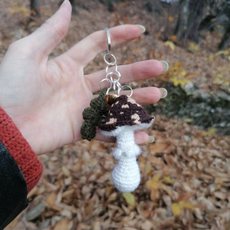 Porte-clés champignon , Amanite tue mouche marron et feuille verte salamandingue au crochet , acryliques apprêts, ouate, n°1