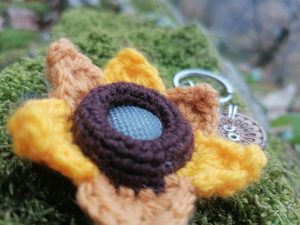 Porte-cles, Flower Mandala is salamandingue , un petit soleil d'automne fleuris, fleur mandala crochetée main , acrylique , Boutons