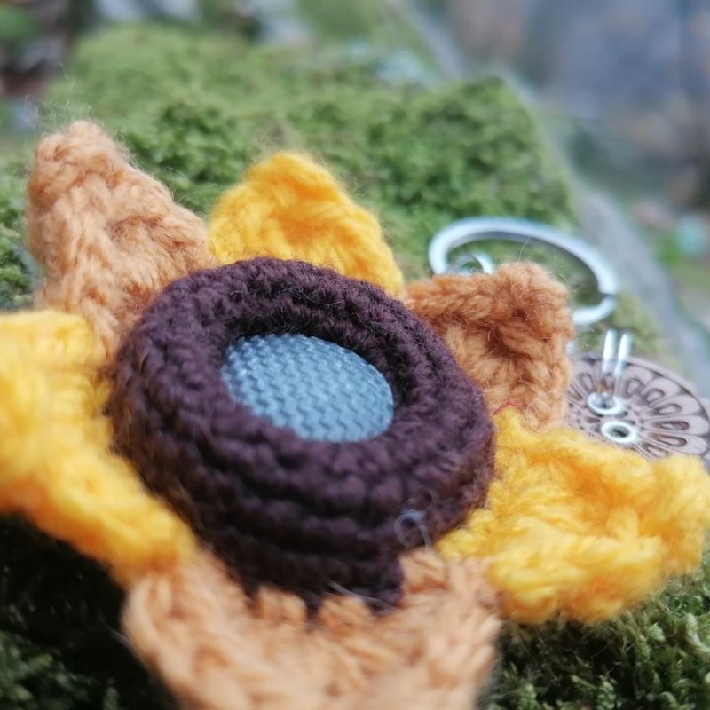 Porte-cles, Flower Mandala is salamandingue , un petit soleil d’automne fleuris, fleur mandala crochetée main , acrylique , Boutons