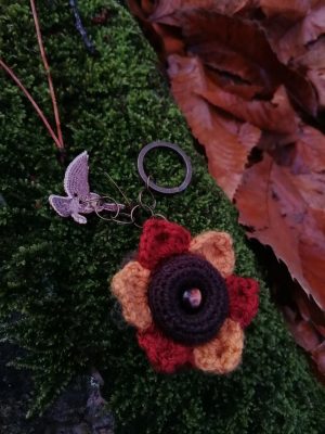 Porte-cles, Flower Mandala is salamandingue , un brin d'automne fleuris, fleur mandala crochetée main , acrylique , chouette