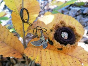 Porte-clés, Flower power is salamandingue , un brin de soleil d'automne à butiner, fleur crochetée main , acrylique , chouette