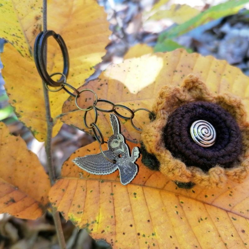 Porte-clés, Flower power is salamandingue , un brin de soleil d’automne à butiner, fleur crochetée main , acrylique , chouette