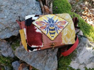 Sac, petite Besace de survie Édition "L'automne ça se butine", simili, fausse fourrure tissus, motif abeille , cotons ...