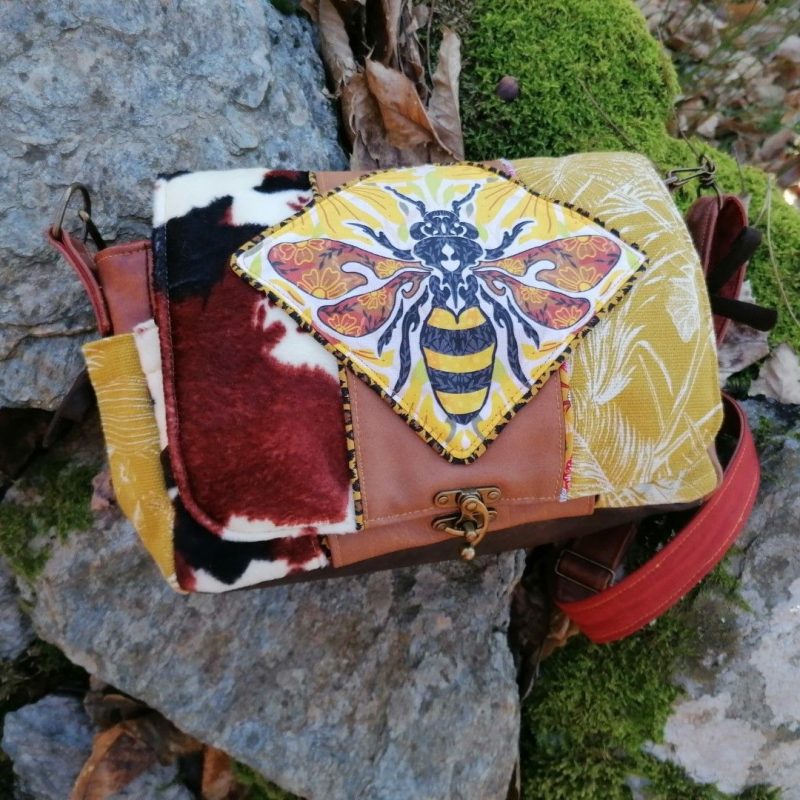 Sac, petite Besace de survie Édition « L’automne ça se butine », simili, fausse fourrure tissus, motif abeille , cotons …