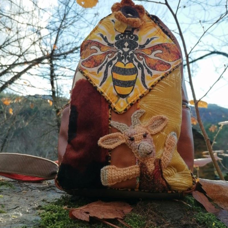 Capsule, Sac à dos, 2 en 1 , « Partir butiner les dernières couleurs d’automnes », simili, coton, tissus , motifs crochets , t2