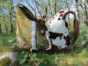 Besace vallée , Réconfort d'automne fausse fourrure vache , tissus de tapissier , dentelles vintage simili