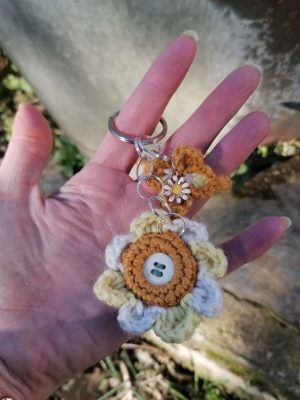 Porte-cles, Flower Mandala is salamandingue , Bouton fleuris & fleuris, fleur mandala crochetée main , acrylique , Boutons
