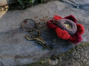 Porte-cles, Flower Mandala is salamandingue , Passion d'automne fleuris, fleur mandala crochetée main , acrylique , Boutons