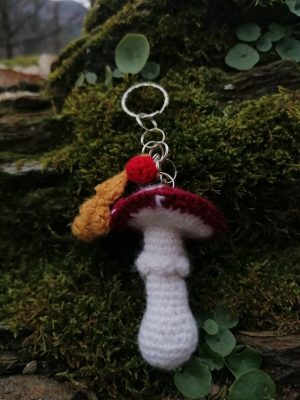 Porte-clés champignon , Amanite tue mouche et feuille jaune au crochet, pampille gland , acryliques apprêts, ouate, n°11