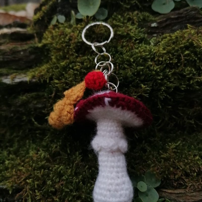 Porte-clés champignon , Amanite tue mouche et feuille jaune au crochet, pampille gland , acryliques apprêts, ouate, n°11