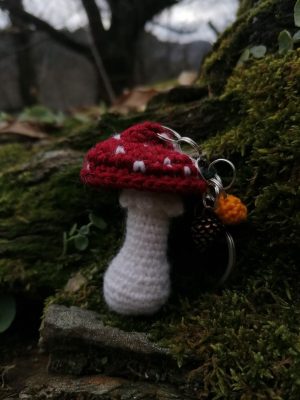 Porte-clés champignon , Amanite tue mouche et feuille verte au crochet, pigne de pain , acryliques apprêts, ouate, n°10