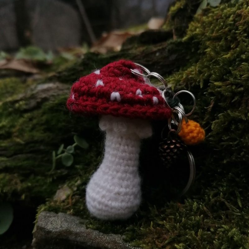 Porte-clés champignon , Amanite tue mouche et feuille verte au crochet, pigne de pain , acryliques apprêts, ouate, n°10
