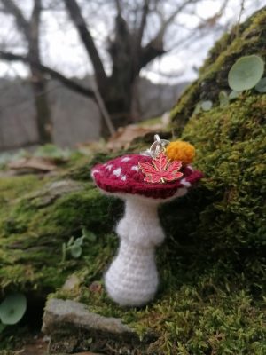 Porte-clés champignon , Amanite tue mouche et pampille feuille d'érable , acryliques apprêts, ouate, n°12