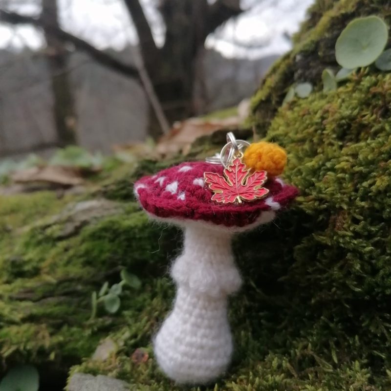 Porte-clés champignon , Amanite tue mouche et pampille feuille d’érable , acryliques apprêts, ouate, n°12