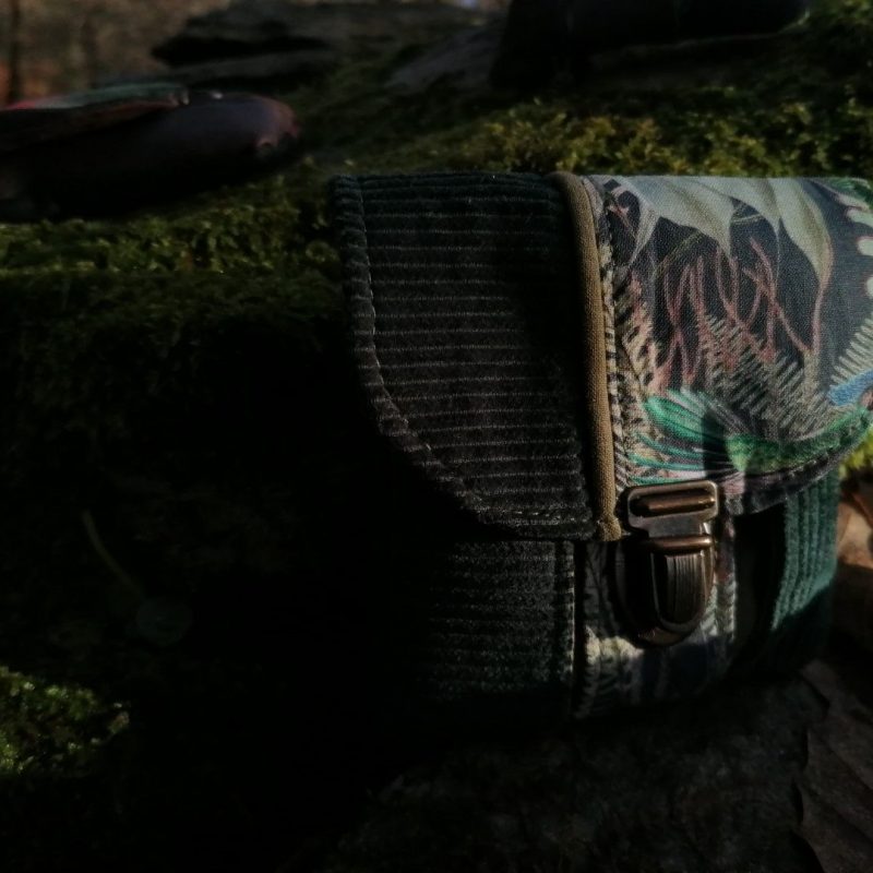 Porte-monnaie, petit pain, « Doux vert marécage », velours, coton et passepoils