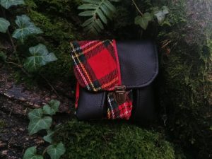 Porte-monnaie, petit pain, "Rock ,punk  & ska", simili ,  tartan rouge et passepoils