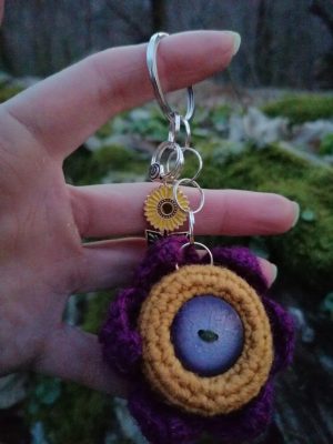 Porte-cles, Flower Mandala is salamandingue , Un tournesol qui aime le violet, fleur mandala crochetée main , acrylique , Boutons