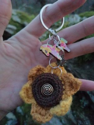 Porte-cles, Flower Mandala is salamandingue ,tournesol son petit poney evade , fleur mandala crochetée main , acrylique , Boutons