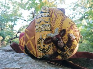 La caraboule, sac rond ,Besace ronde ,"Un automne en Provence avec une chèvre aux esprits sauvages" ,