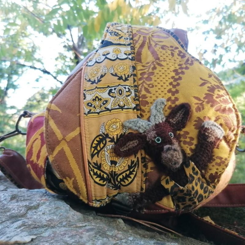 La caraboule, sac rond ,Besace ronde , »Un automne en Provence avec une chèvre aux esprits sauvages » ,