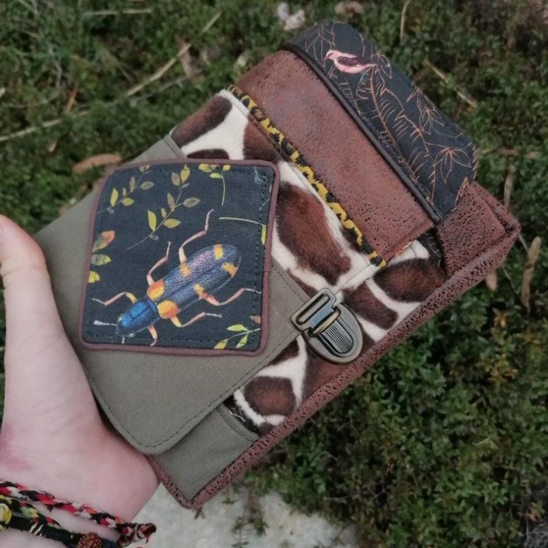 Castagne, petit sac, pochette , »tribal coléoptère » , simili, toile de travail, velours fausse fourrure girafe, cotons