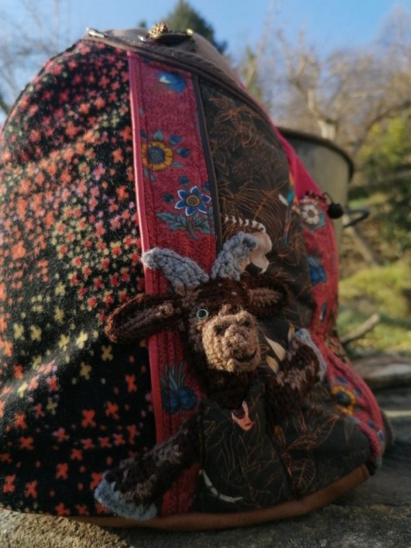 Capsule, Sac à dos, 2 en 1  , " La gourmandise fleurie d'une biquettes",  Tissus , velours, simili ... motif chèvre