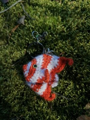 Porte-clés, Poisson rayé, orange et blanc, Crochetée main , acryliques apprêts, ouate