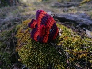 Porte-clés, Poisson rayé, violet orange et rouge , Crochetée main , acryliques apprêts, ouate