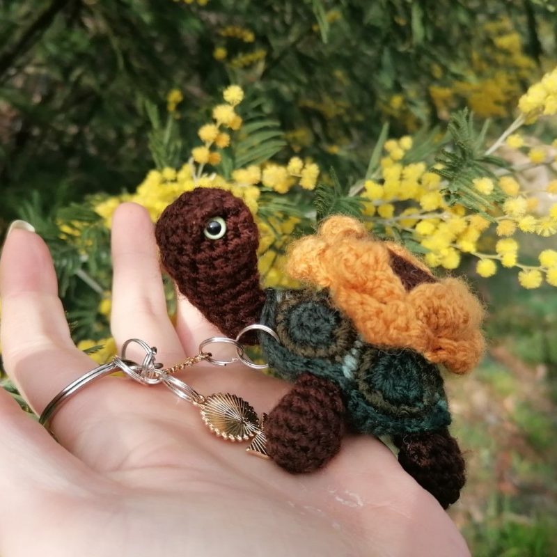 Porte-clés, Tortue, Flower Shell sun Mandala , Crochetée main , acryliques apprêts, ouate