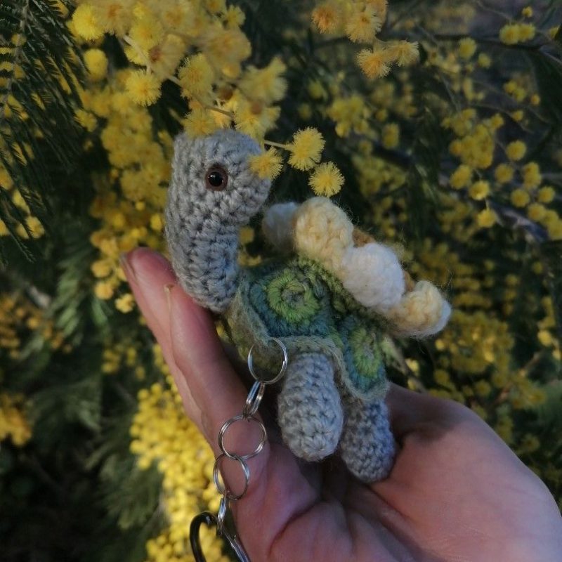 Porte-clés, Tortue, Flower Shell yellow and green , Crochetée main , acryliques apprêts, ouate