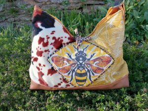 Besace bandoulière style alternatif , imprimé vache, motif abeille